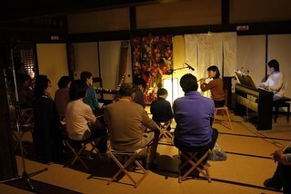 第十夜 月夜の煎茶会でピアノとフルートと琴の生演奏を楽しむ参加者の様子