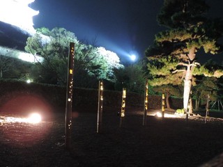 庭園に月夜の茶摘み会で実施した竹灯籠コンテストの作品を展示