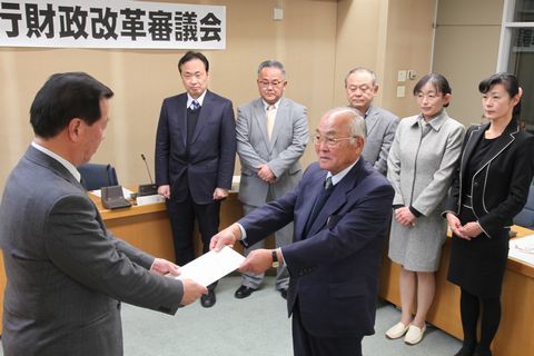 松井市長に答申書を手渡す鈴木会長の写真
