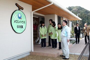 保育園の完成を喜ぶ髙山園長や関係者の写真