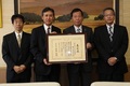 緑化優良工場等経済産業大臣表彰を受けた野村事業所長(左から2人目)らと松井市長(右から2人目)の記念写真