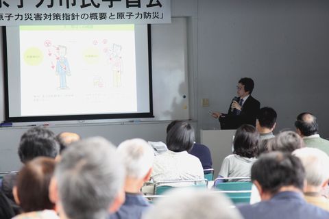原子力規制庁の柿崎さんの説明を熱心に聞き入る参加者