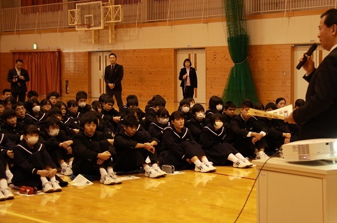 松井市長の話を聞く生徒たち