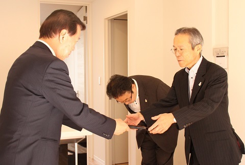 松井市長から認定証を受け取っている出向さんとお辞儀をしている男性の写真