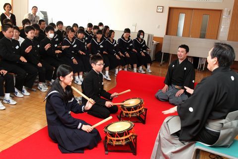 親善大使の長谷川さん達を講師に迎え能楽を学ぶ生徒たち