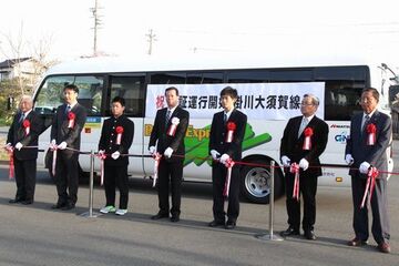 実証運行出発前にテープカットをする関係者