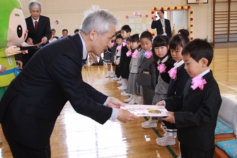 掛川茶商協同組合関係者からファイルを受け取る新入生たち