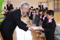 掛川茶商協同組合関係者からファイルを受け取る新入生たち
