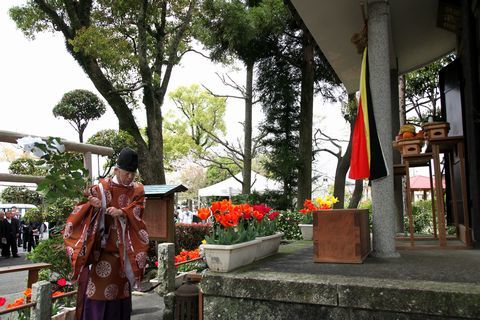 水神宮にて、神主さんが御幣を振りながら給水と工事の安全祈祷をしている様子