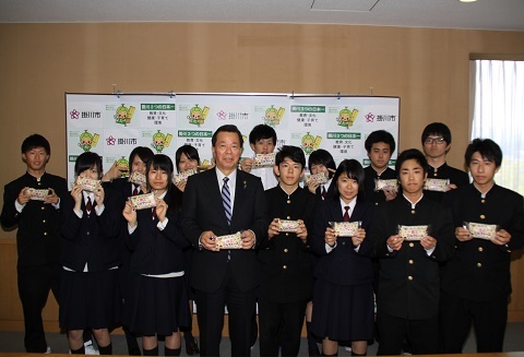 掛川工業高校の生徒13人と松井市長が「掛工ミルフィーユ」をそれぞれ手に持ち記念撮影