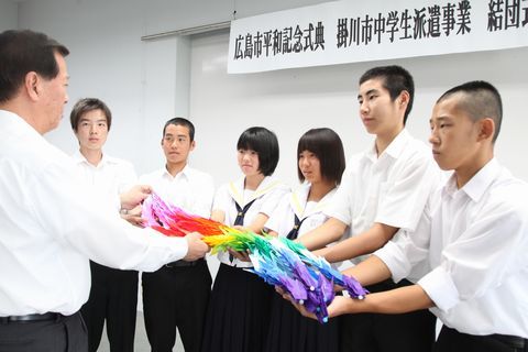 男子中学生4人と女子中学生2人が並んで、松井市長から折り鶴を受け取っている様子