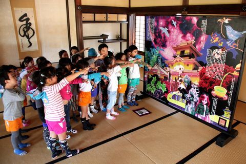 掛川城御殿に展示された現代アートを鑑賞する園児ら