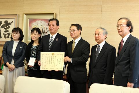 松井市長と記念撮影をするメンバーの写真