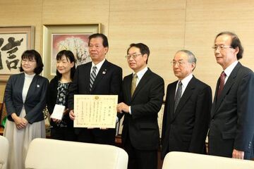 松井市長と記念撮影をするメンバーの写真