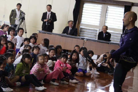 山本さんの話を熱心に聞く児童たちの写真