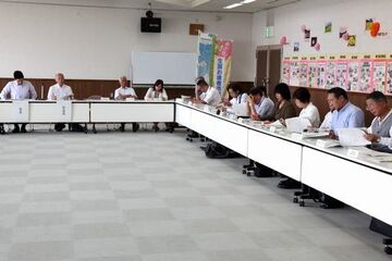 「かけがわ教育の日」協力団体協議会の初会合で資料を見ながら話を聞く参加者