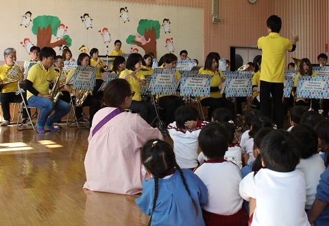 園児たちの前で演奏をする掛川吹奏楽団