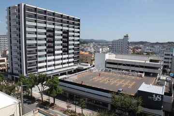 マンション棟・店舗棟・駐車場棟が並んだ施設整備が完了した掛川駅北口の東街区