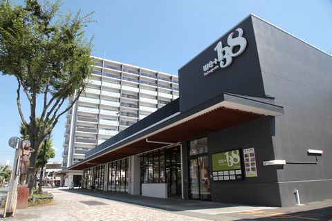 掛川駅北口の駅前通りから見た店舗棟とマンション棟