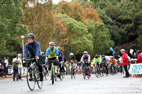 掛川市役所を出発する沢山のサイクリストたちの写真