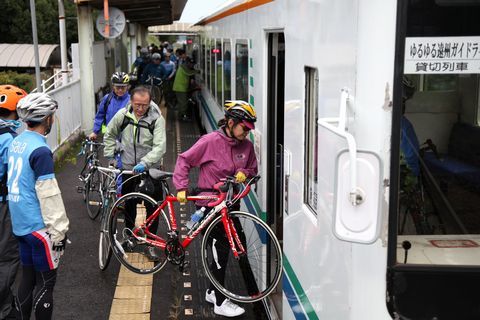 車両に自転車を入れているサイクリストたちの写真