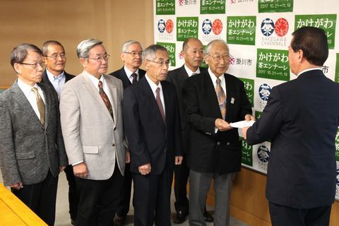 松井市長に提言書を手渡す中村委員長等の写真