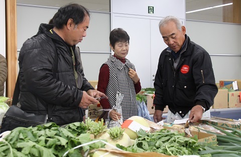 掛川農業祭で品評会に出品された農産物の購入を楽しむ参加者ら