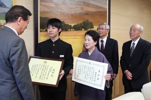 第64回県更生保護大会で表彰された受賞者らから報告を受ける松井市長