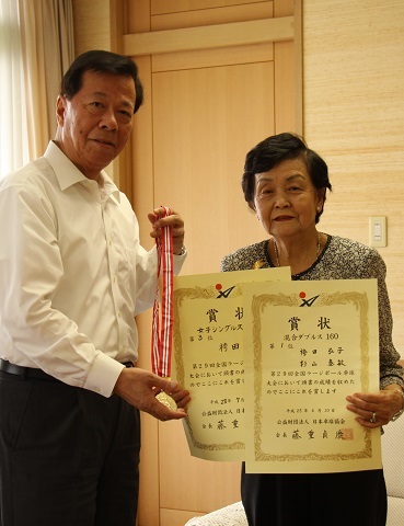 賞状とメダルを披露する袴田さんと市長
