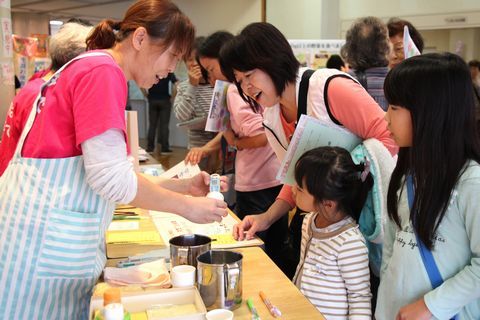 食推協会員が家庭のみそ汁を塩分測定をしているところを見学する参加者