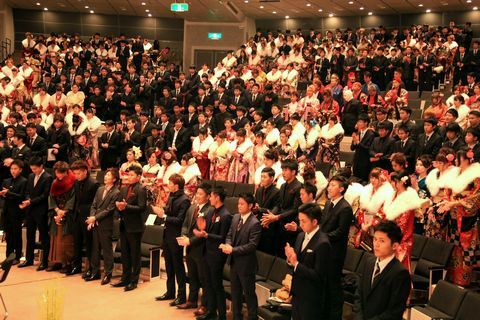 掛川会場で、晴れ着姿で式典に参加した新成人たち