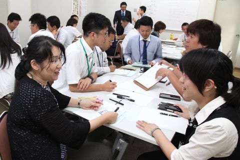 商工会議所青年部と市役所の職員がグループに分かれて意見を交わしている様子