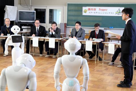 人型ロボット、ペッパーの動きなどを評価する審査員