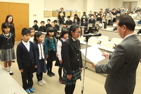 松井市長から表彰を受ける小学生の部の入賞者ら