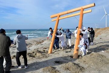 大東温泉シートピア南の国安海岸に鳥居を設置する関係者たち