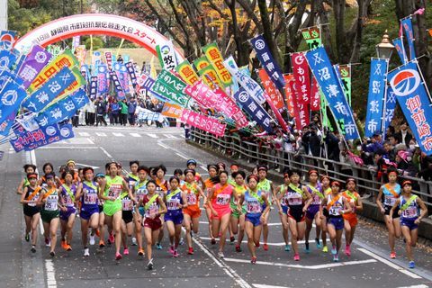 県庁前を一斉にスタートする選手たち、沿道にはたくさんの応援旗が掲げられている