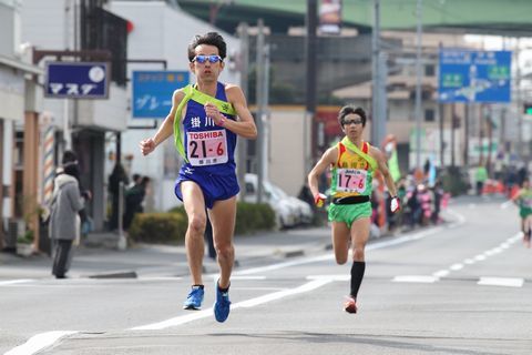 清水区の北街道を快走する6区の神谷彰吾さん、後ろにはもうひとりの選手が追いかけてきている