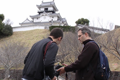 掛川城を撮影したシャウエッカー社長（男性）、写した写真をふたりで確認している