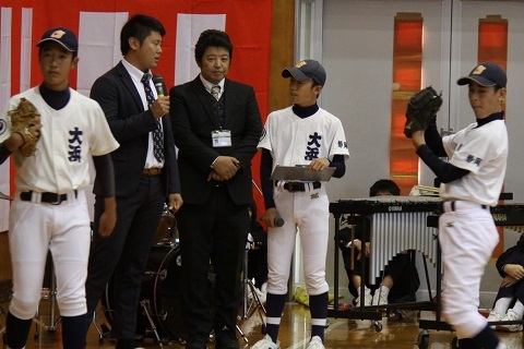 生徒にピッチング指導をする中日ドラゴンズ鈴木さん