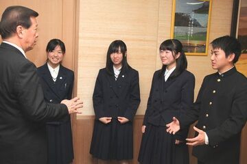 松井市長に手振りをまじえて活動を報告する掛川西高校の生徒ら