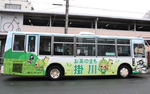 掛川の名物、お茶やメロン、イチゴ、たこなどがデザインされたラッピングバス
