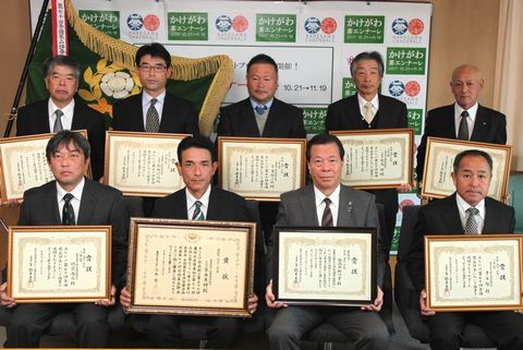 第70回全国茶品評会で上位入賞した市内8つの茶業者が表彰状を持って記念撮影