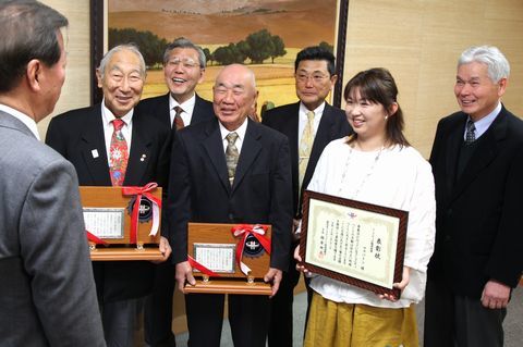 笑顔で松井市長に受賞の喜びを報告する各団体メンバーたちの写真