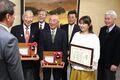 笑顔で松井市長に受賞の喜びを報告する各団体メンバーたちの写真