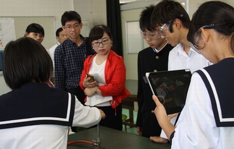 大浜中学校の生徒たちが行う理科の実験を、興味深く参観する中国江南省の教諭ら