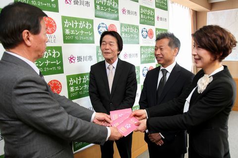 委員らが松井市長にパスポートを手渡し、報告する様子