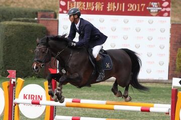 選手が障害飛越を披露する様子