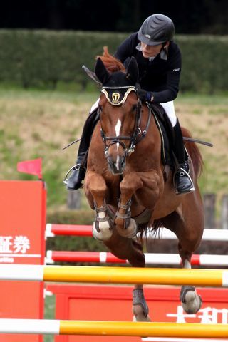 渡辺祐香選手とロイヤルズサンが乗馬技術を披露する様子