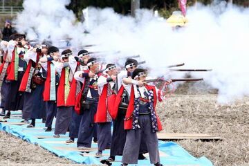 炮術研究会会員たちが立位の大勢で射撃する様子