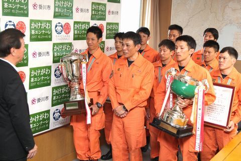 賞状とカップを持ち松井市長に大会の結果を報告する消防本部の職員10名
